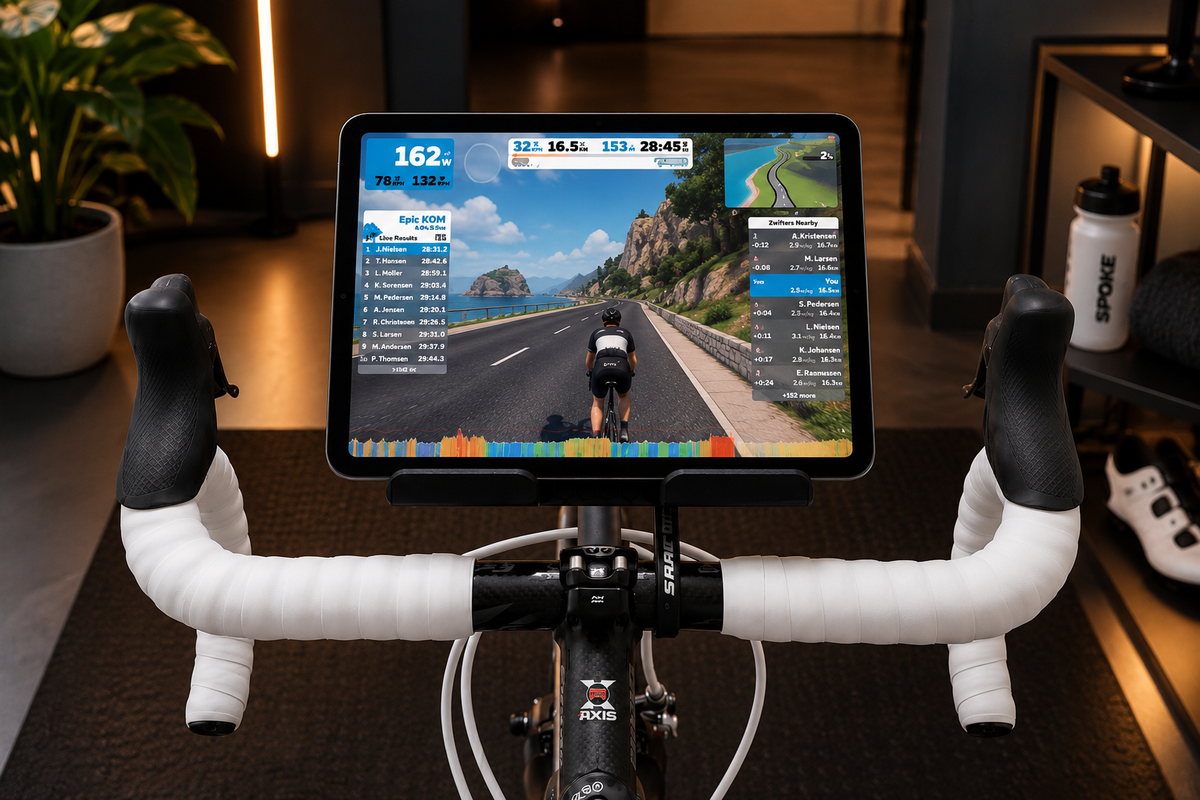 Tablet monteret på Garmin mount til indendørs cykling